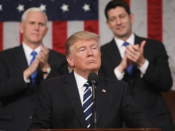 El presidente Donald J. Trump (c) durante su primera alocución a una sesión conjunta del Congreso