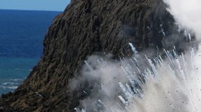 La lava del Kīlauea continúa cayendo al mar.
