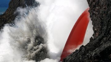 La lava del Kīlauea continúa cayendo al mar.