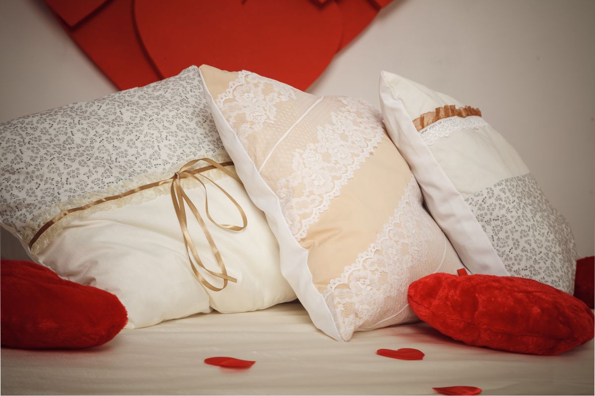 La ropa de cama que combina el color rojo con el blanco es perfecta para darle el toque romántico a tu habitación en el Día de San Valentín.