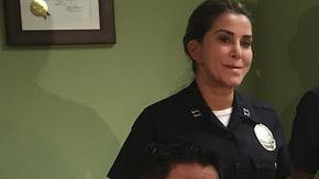 Policías encontraron a la niña vagando una calle de Van Nuys.