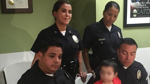 Policías encontraron a la niña vagando una calle de Van Nuys.