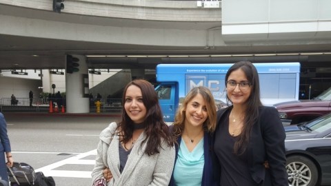 Sara Yarjani (centro) con su hermana y una amiga a su regreso al LAX tras ser deportada a Austria.