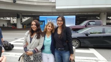 Sara Yarjani (centro) con su hermana y una amiga a su regreso al LAX tras ser deportada a Austria.