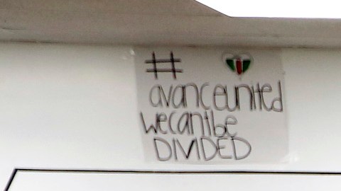 La escuela inform ayer a los alumnus sobre lo sucedido a la familia Avelica. (Aurelia Ventura/La Opinion)