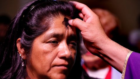 Católicos del Sur de California acudieron a sus Iglesias a recibir la señal de la cruz. (Aurelia Ventura/La Opinion)