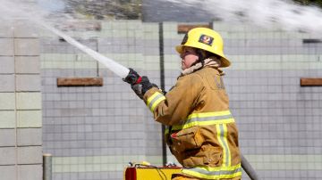 Las bomberas enfrentan mayores desafíos en el Departamento de Bomberos de Los Ángeles. (Archivo/La Opinión)