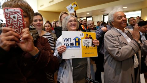 El alcalde Eric Garcetti y otros politicos se unieron este lunes en apoyo a la Medida H. (Aurelia Ventura/La Opinion)