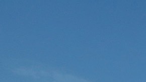 Cientos de mujeres se manifiestan en frente del Ayuntamiento de Los Ángeles durante el Día Internacional de la Mujer.