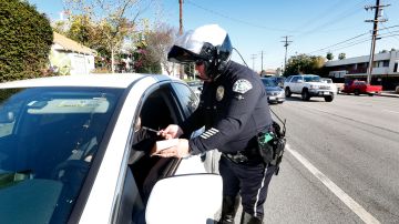 03/09/17 /LOS ANGELES/A driver receives a warning citation from a motor police officer, for falling to slow down and yielding the rightÊof way to the pedestrian crossing a marked intersection in theÊSan Fernando Valley.Ê The Pedestrian Crosswalk Safety and Enforcement Operation was an effort to increase pedestrian safety.ÊÊIn 2016, thirty-three pedestrians were involved in fatal traffic collisions in theÊSan Fernando Valley and in the first two months of 2017 there have already beenÊeleven pedestrian fatalities in the Valley.Ê This is an increase of 450% year to date overÊlast year in the first two months. (Photo Aurelia Ventura/La Opinion)