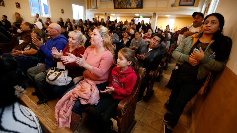 Inmigrantes y simpatizantes asistieron la semana pasada al taller "Conozca sus derechos", en la Parroquia de Mission Dolores en Los Angeles. Numerosas organizaciones están haciendo similares talleres, ya que la comunidad necesita toda la información posible. (Foto Aurelia Ventura / La Opinión)