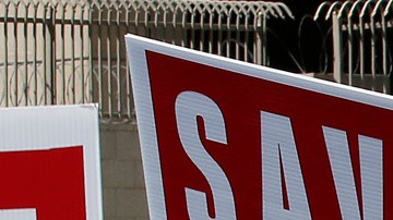 Cientos de manistantes a favor de seguro médico en el centro Los Ángeles.