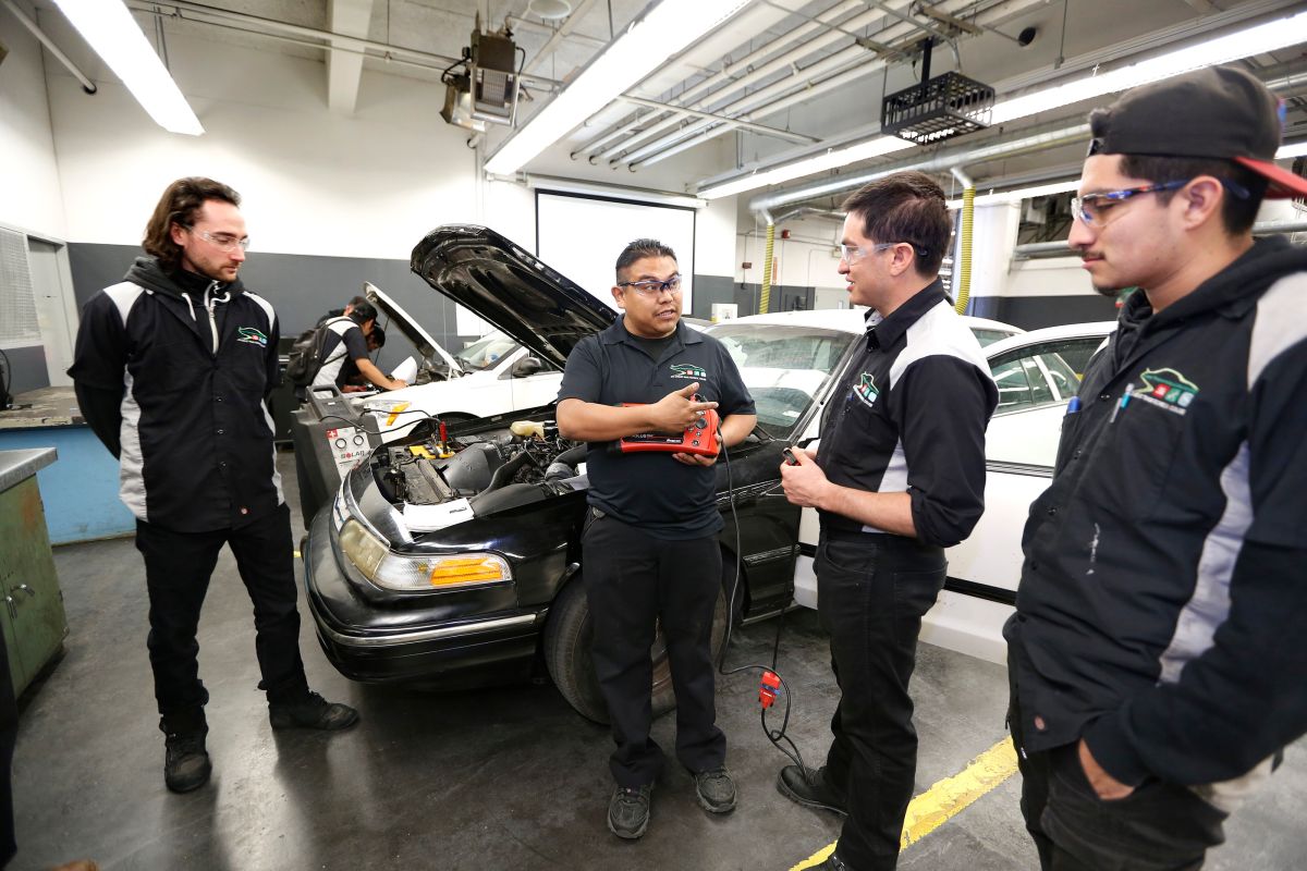 Manuel Rios (al centro) instructor automotriz en Los Angeles Trade Technical College durante una clase de reparación de autos. (Aurelia Ventura/ La Opinion)