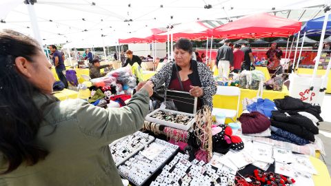 Vendedores en el nuevo mercado comunitario de la estación de Metro del Parque MacArthur. (Aurelia Ventura/La Opinion)