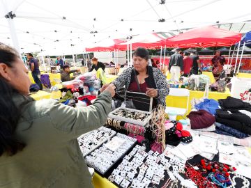 Vendedores en el nuevo mercado comunitario de la estación de Metro del Parque MacArthur. (Aurelia Ventura/La Opinion)
