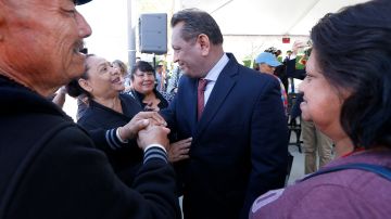 30/03/17 /LOS ANGELES/ El concejal Gil Cedillo habla con los vendedores ambulantes durante la ceremonia de inauguración del nuevo mercado comunitario.