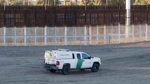 Informe cuestiona muro con argumento de que indocumentados llegan por avión