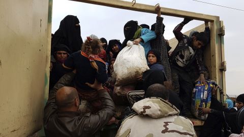 Cerca de 30 mil personas han huido de Mosul, donde las fuerzas iraquíes apoyadas por una coalición internacional combaten a los yihadistas.
