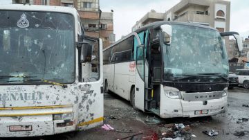 Así quedaron los autobuses de peregrinos chiíes que sufrieron los atentados en Damasco, Siria.