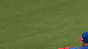 Daniel Descalso (d), de Italia, llega a la primera base ante el venezolano Miguel Cabrera (i) hoy, sábado 11 de marzo de 2017, durante un juego del Grupo D del IV Clásico Mundial de Béisbol, en el estadio Charros de Jalisco, en Guadalajara (México)