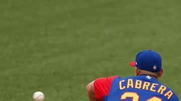 Daniel Descalso (d), de Italia, llega a la primera base ante el venezolano Miguel Cabrera (i) hoy, sábado 11 de marzo de 2017, durante un juego del Grupo D del IV Clásico Mundial de Béisbol, en el estadio Charros de Jalisco, en Guadalajara (México)