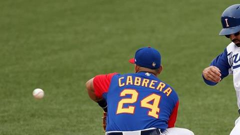 Daniel Descalso (d), de Italia, llega a la primera base ante el venezolano Miguel Cabrera (i) hoy, sábado 11 de marzo de 2017, durante un juego del Grupo D del IV Clásico Mundial de Béisbol, en el estadio Charros de Jalisco, en Guadalajara (México)