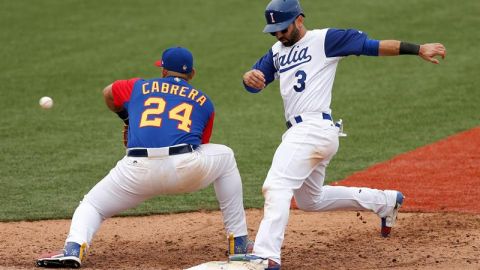 Daniel Descalso (d), de Italia, llega a la primera base ante el venezolano Miguel Cabrera (i) hoy, sábado 11 de marzo de 2017, durante un juego del Grupo D del IV Clásico Mundial de Béisbol, en el estadio Charros de Jalisco, en Guadalajara (México)