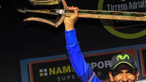 Nairo Quintana logra su segundo tridente, Dennis se exhibe en la crono