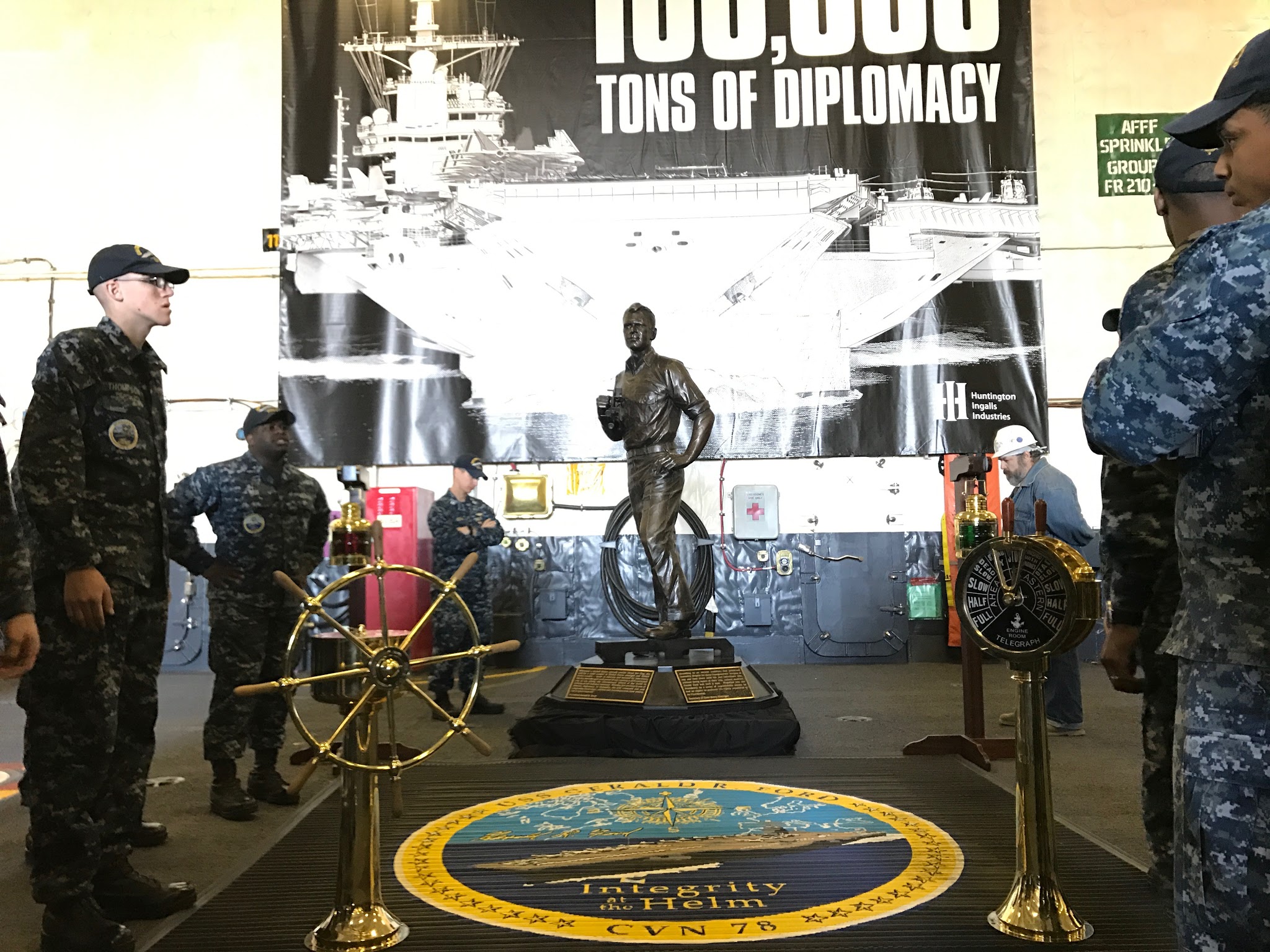 El buque tiene una estatua del expresidente Gerald R. Ford.