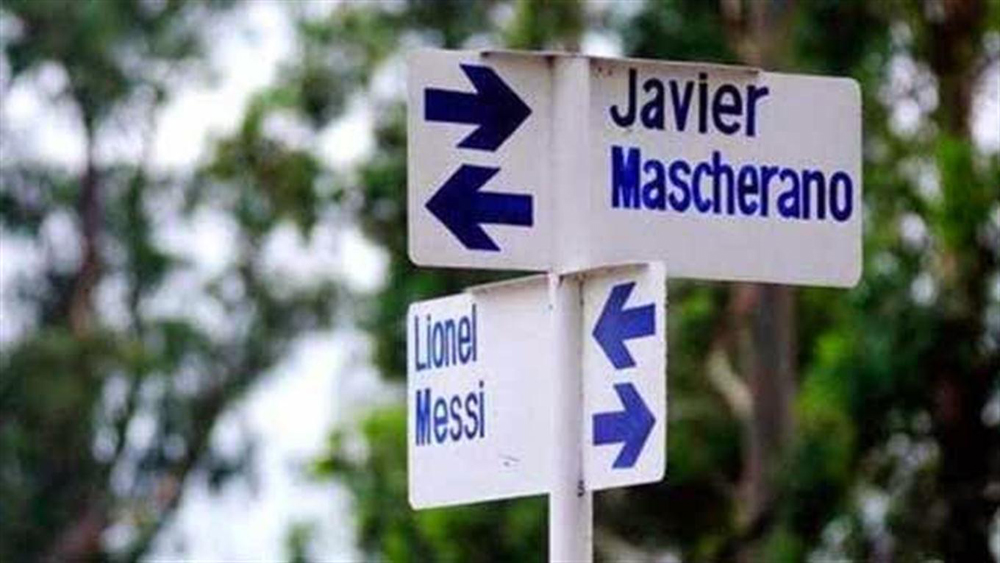 En El Chañar (Tucumán) está el otro cruce de calle con el mismo nombre.