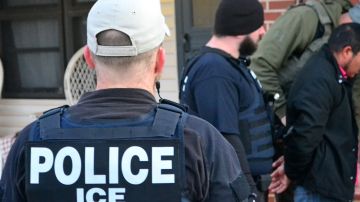 Agentes de ICE arrestan a una persona durante un operativo reciente. /Cortesía de ICE