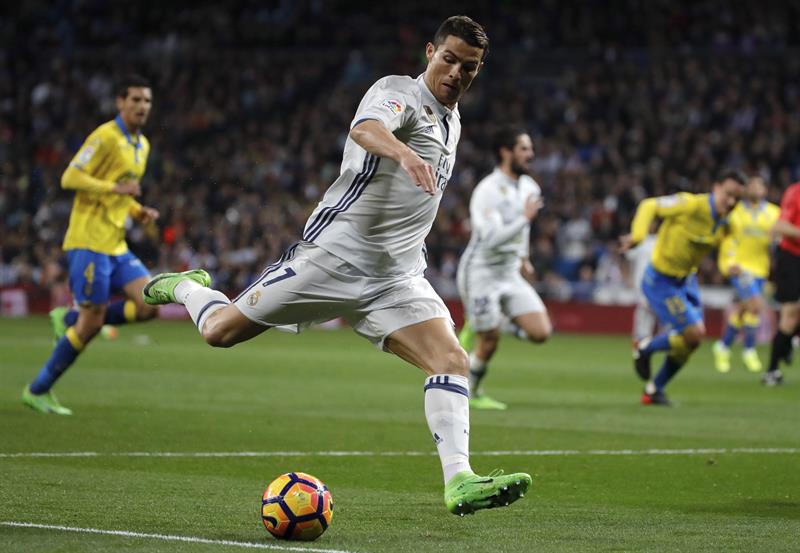 Cristiano Ronaldo marcó doblete y evitó la caída ante Las Palmas.