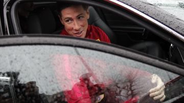 El delantero del Atlético de Madrid, Fernando Torres, a su salida de un centro hospitalario de A Coruña.