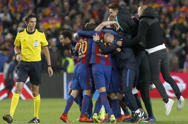 Los jugadores del FC Barcelona celebraron el pase a los cuartos de final de la Liga de Campeones. El trabajo del árbitro alemán Deniz Aytekin fue decisivo para que eso ocurriera.