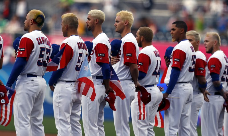 Los puertorriqueños juegan el Clásico Mundial teñidos de rubio ¿cábala, divertimento?