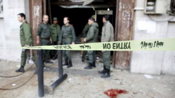 Soldados inspeccionan el lugar del atentado suicida en el Palacio de la Justicia, en Damasco.