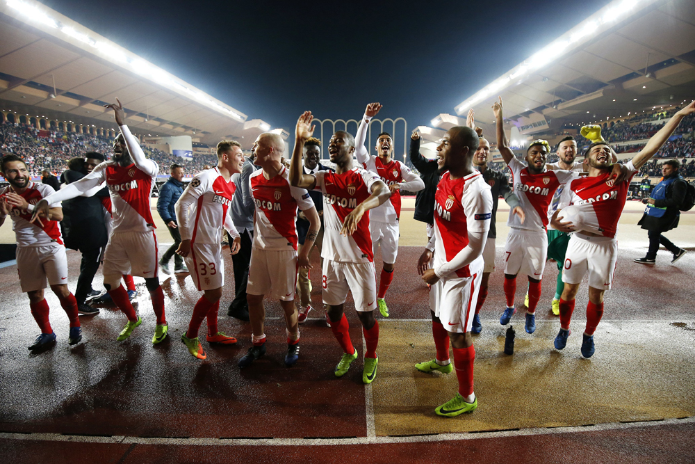 Los jugadores del Mónaco celebran tras conseguir su pase a cuartos de final de la Champions League