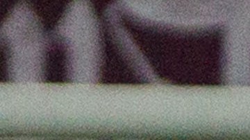 El jugador de Venezuela Salomón Rondón (c) dispara al arco peruano.