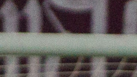 El jugador de Venezuela Salomón Rondón (c) dispara al arco peruano.