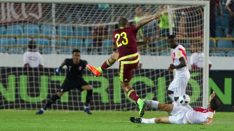 El jugador de Venezuela Salomón Rondón (c) dispara al arco peruano.