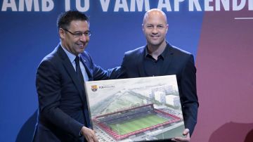 Josep Maria Bartomeu y Jordi Cruyff muestran el nuevo estadio que llevará el nombre de Johan Cruyff.