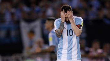 Messi fue suspendido cuatro partidos por la FIFA, por insultos a un juez de línea.