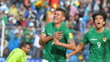 Juan Carlos Arce (i) festeja el primer gol de Bolivia.