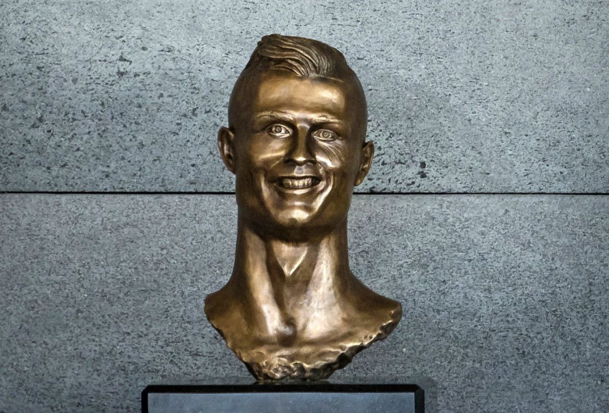 Ronaldo, "feliz y honrado" por homenaje de Madeira pese a las críticas por el busto.