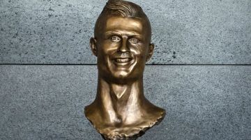 Ronaldo, "feliz y honrado" por homenaje de Madeira pese a las críticas por el busto.