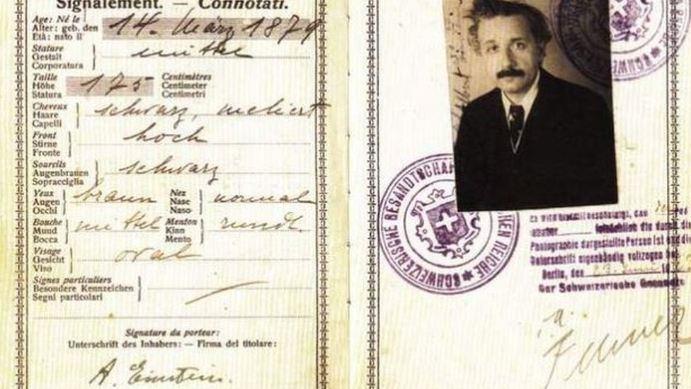 Este pasaporte perteneció a Albert Einstein y fue emitido en 1923 por el gobierno suizo. CORTESÍA DE PASSPORT-COLLECTOR.COM Via BBC