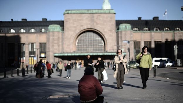 Las autoridades finlandesas les ofrecen vivienda permanente a los sin techo.