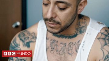 Sus tatuajes revelan un pasado de pandillero: creció en EE.UU, lo deportaron y ahora trabaja en un call center en Tijuana.