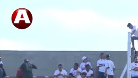 Aficionado cayó desde lo más alto de un estadio en Brasil