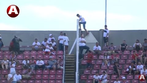 Aficionado cayó desde lo más alto de un estadio en Brasil